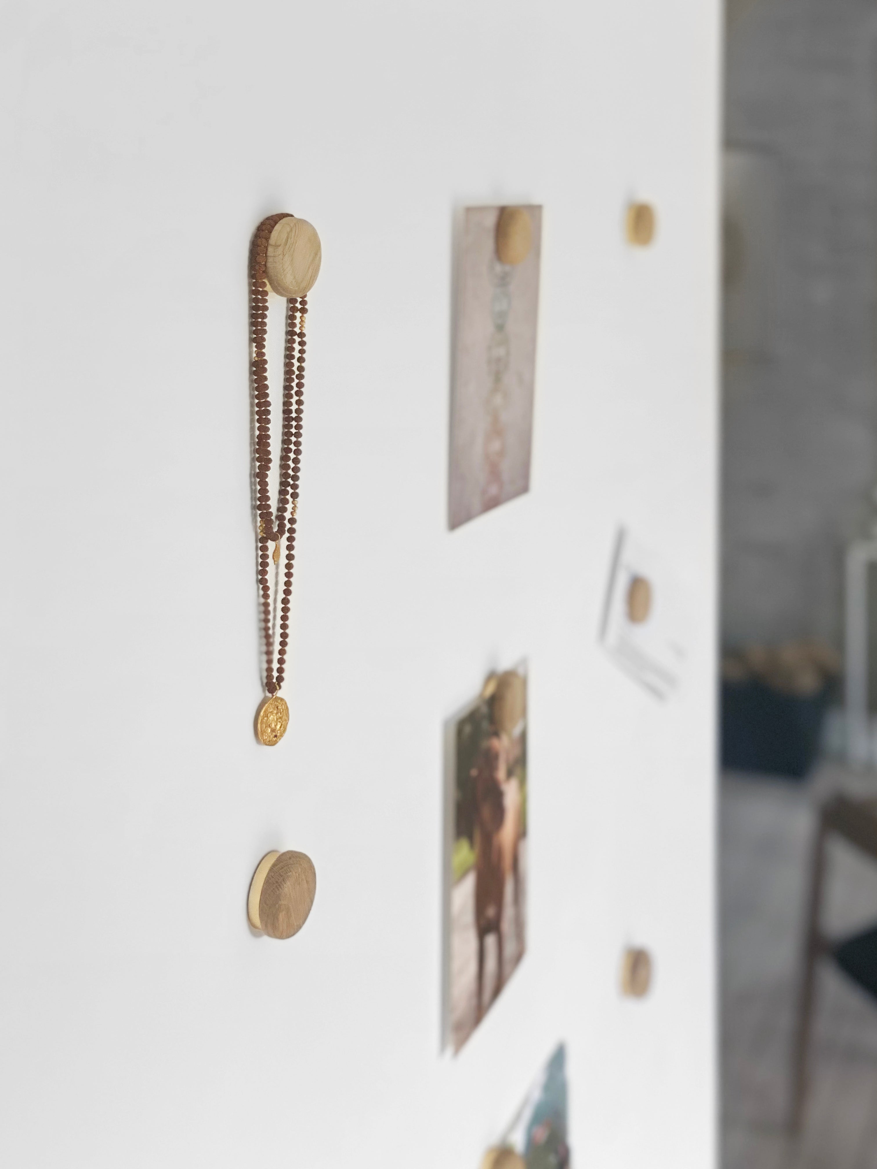 ChiCura Living, Art & Frames Magnetic Dots Egetræ (2 stk.) Living / Shelves, Racks & Hooks Oak / Brass